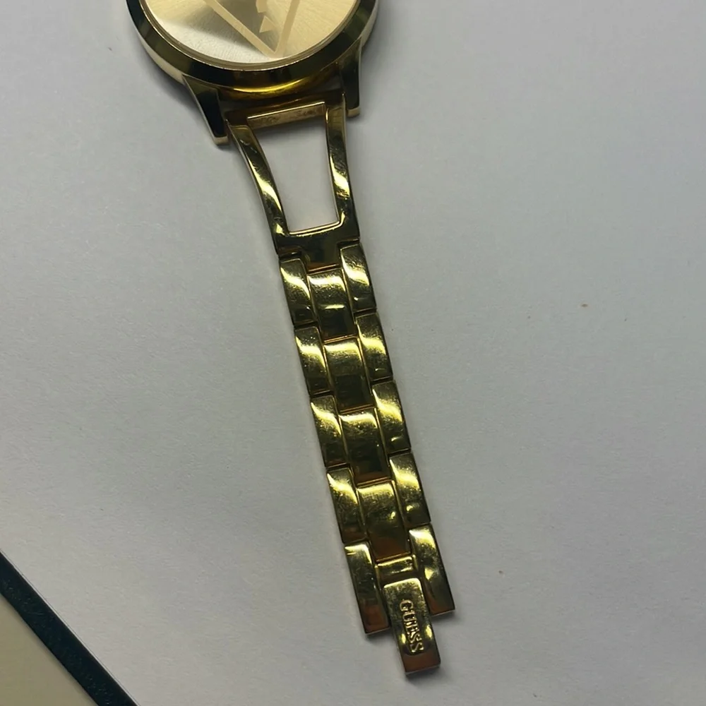 Guess woman’s gold